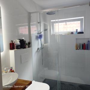 een badkamer met een douche, een toilet en een wastafel bij Double room in private home in Zaandam