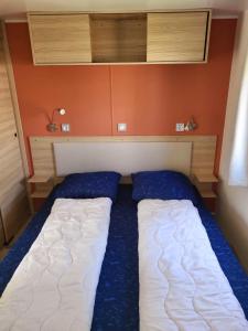 Cama en habitación con 2 almohadas en Tussen ´Zee & Meer´ en Lauwersoog