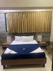 Postel nebo postele na pokoji v ubytování Hotel Royal Residency - Chembur