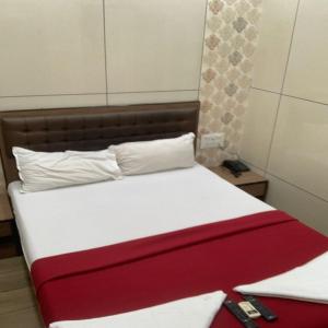 Postel nebo postele na pokoji v ubytování Hotel Royal Residency - Chembur