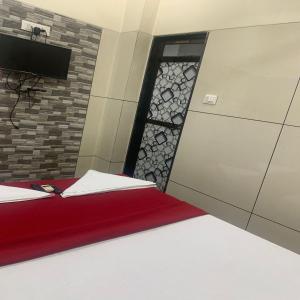 Postel nebo postele na pokoji v ubytování Hotel Royal Residency - Chembur