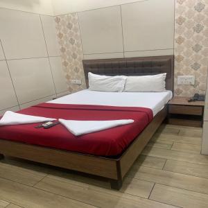 Postel nebo postele na pokoji v ubytování Hotel Royal Residency - Chembur