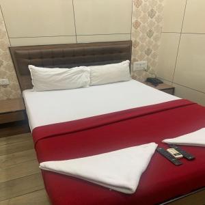 Postel nebo postele na pokoji v ubytování Hotel Royal Residency - Chembur