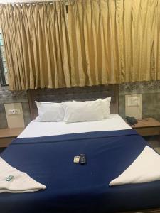 Postel nebo postele na pokoji v ubytování Hotel Royal Residency - Chembur