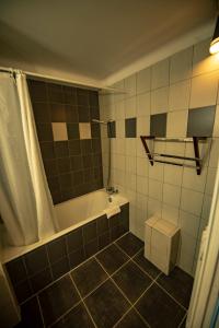 bagno con vasca e servizi igienici di Hotel La Chaumiere a Saint-Gervais-les-Bains
