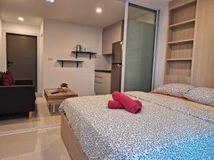 Postel nebo postele na pokoji v ubytování Mantra condo by malai
