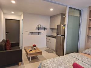 Kuchyň nebo kuchyňský kout v ubytování Mantra condo by malai