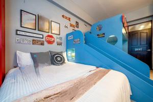 Uma cama ou camas num quarto em Yilan 1955 B&B Second Branch