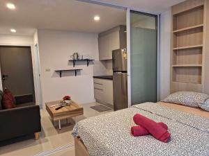 Postel nebo postele na pokoji v ubytování Mantra condo by malai + 37 fotografií