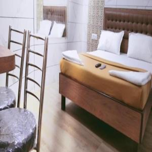 Postel nebo postele na pokoji v ubytování Hotel Royal Residency - Chembur