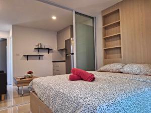 Postel nebo postele na pokoji v ubytování Mantra condo by malai