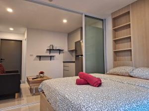 Postel nebo postele na pokoji v ubytování Mantra condo by malai