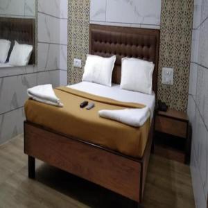 Postel nebo postele na pokoji v ubytování Hotel Royal Residency - Chembur
