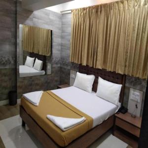 Postel nebo postele na pokoji v ubytování Hotel Royal Residency - Chembur