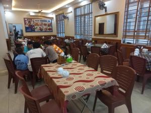 un groupe d'enfants assis à une table dans un restaurant dans l'établissement Trường Sa Hotel Cửa Lò Beach, à Cửa Lô