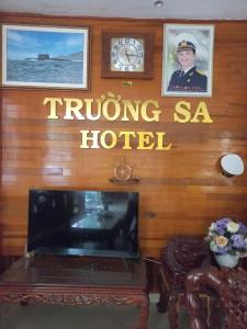 um sinal de hotel na parede de um barco em Trường Sa Hotel Cửa Lò Beach em Cửa Lò