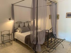 1 dormitorio con cama de metal con dosel y silla en Villa particular, en Tottubella