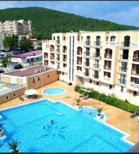 een groot zwembad voor een gebouw bij k.k Elenite Vila Astoria 5 in Sveti Vlas