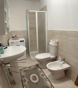 y baño con aseo, lavabo y ducha. en La casa della Nonna en Codiponte