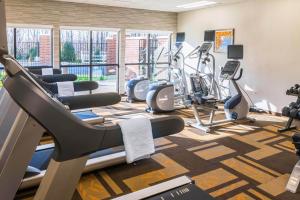 un gimnasio con varias cintas de correr y máquinas cardiovasculares en Courtyard Largo Medical Center Drive en Largo