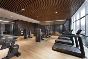 The fitness centre and/or fitness facilities at Grand Barony Qingdao Airport Hotel