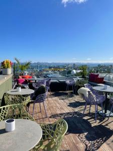 - un ensemble de tables et de chaises sur une terrasse dans l'établissement Comfort Hotel Square, à Stavanger