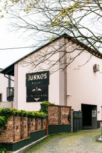 Hotel JURKOS في بريبرام: مبنى عليه لافته