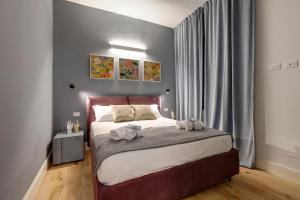 um quarto com uma cama e uma janela em Mamo Florence - Aperol & Spritz Apartments em Florença