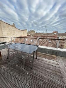 stół na dachu budynku w obiekcie Le Duplex Bordelais T3 85m2 terrasse w mieście Bordeaux