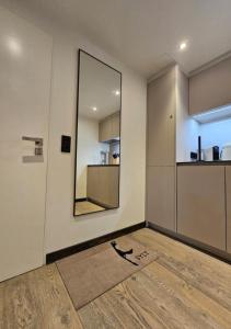 Cette chambre dispose d'une porte et d'un miroir. dans l'établissement Boutique Suites Sylt - Kliffkante - Opening August 2023, à Kampen
