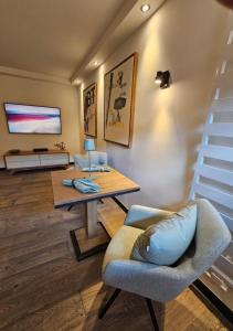 un soggiorno con tavolo e sedia di Boutique Suites Sylt - Kliffkante - Opening August 2023 a Kampen