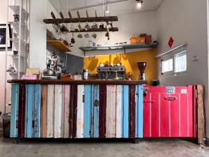um balcão com frigoríficos coloridos numa cozinha em 177 Beigang Homestay em Beigang