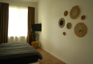 um quarto com uma cama e espelhos na parede em Apartment Edda em Senftenberg