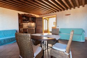 cocina y comedor con mesa y sillas en Borgo Patresi Mare DL en La Guardia