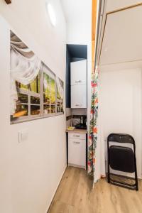 Pokój z białymi ścianami, stołem i krzesłem w obiekcie Micro Apartments 2,5 qm - Najmniejsze Apartamenty Świata 2,5 mkw w Krakowie