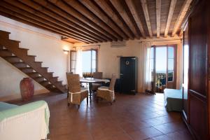 een woonkamer met een tafel en stoelen bij Borgo Patresi Mare DL in La Guardia