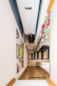 otwarty korytarz z świetlikami i drewnianą podłogą w obiekcie Micro Apartments 2,5 qm - Najmniejsze Apartamenty Świata 2,5 mkw w Krakowie