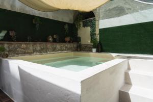 bañera de hidromasaje en una habitación con en B&B Portosalvo en Santa Teresa di Riva