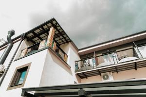 Rõdu või terrass majutusasutuses Hotel JURKOS