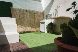 un piccolo giardino con prato verde e recinto di B&B Portosalvo a Santa Teresa di Riva