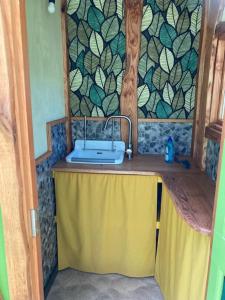 uma casa de banho com uma mesa amarela e um lavatório em Ecostay de Wildernis em Wilp
