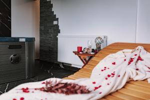 Un dormitorio con una cama con corazones rojos. en MY HOME ADDL en Štrigova