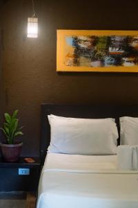 sypialnia z łóżkiem z obrazem na ścianie w obiekcie Lazy Dog Bed & Breakfast w mieście Boracay
