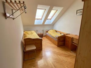 Habitación con 2 camas, escritorio y 2 ventanas. en AS Pomorze, en Gdansk