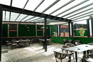 Restoran või mõni muu söögikoht majutusasutuses Hotel JURKOS