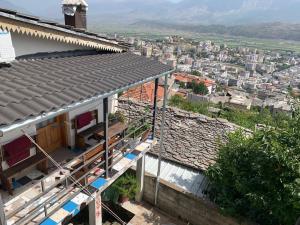 une maison avec vue sur la ville dans l'établissement Villa Zeko, à Gjirokastër
