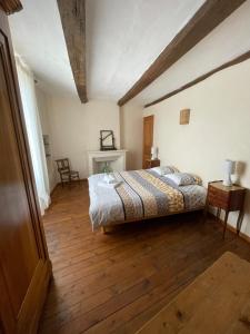 um quarto com uma cama e piso em madeira em Gîtes du Clos Cèze Art em Saint-André-de-Roquepertuis