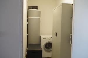 lavadero con lavadora y lavadora en Trébeurden appartement T 3 vue mer 3 ***, en Trébeurden
