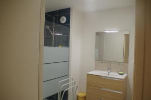 Koupelna v ubytování Trébeurden appartement T 3 vue mer 3 ***