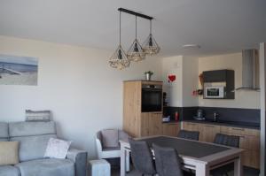 Kuchyň nebo kuchyňský kout v ubytování Trébeurden appartement T 3 vue mer 3 ***